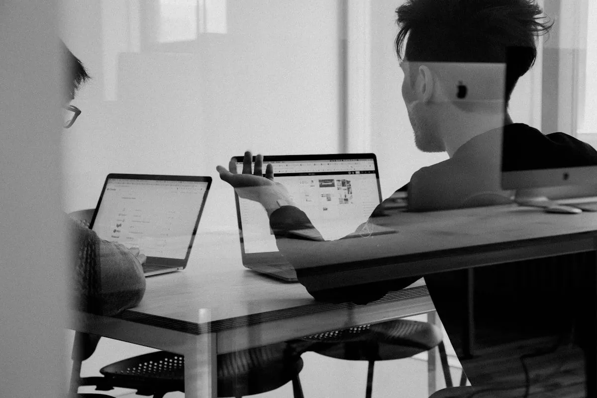 Zelfstandige ondernemer die achter een laptop aan zijn website werkt